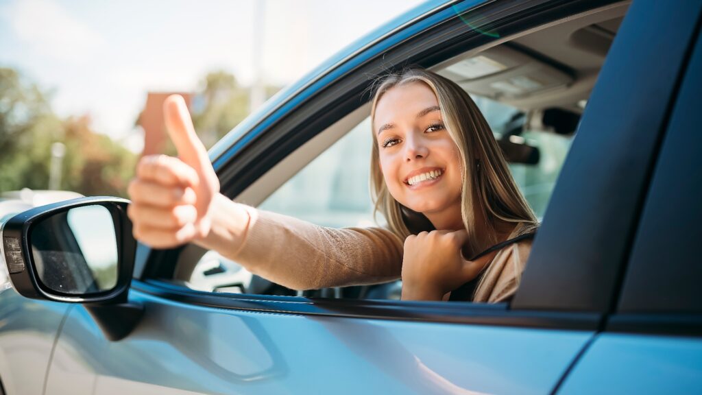 Autofahrerin Frau glückliche Besitzerin eines neuen Autos