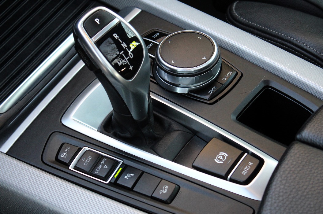 Automatikgetriebe Schaltknüppel, Nahaufnahme einer manuellen Schaltung eines modernen Autos Schalthebel. Nahaufnahme des Schalthebels eines Automatikgetriebes, schwarzes Auto innen.
