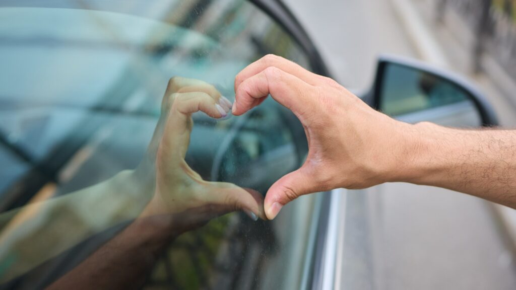 Erlaube dir, ein tiefes Gefühl der Liebe und Verbundenheit zu spüren, während du durch das Fenster eines Autos schaust