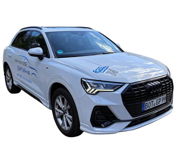 Weisser Audi SUV einer Fahrschule mit blauer Aufschrift und Kennzeichen BOT GP 99