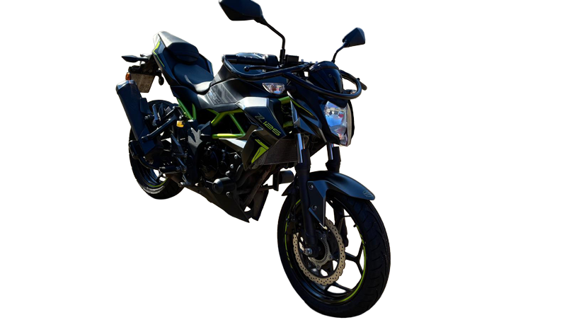Schwarzes Naked Bike Motorrad mit gruenen Akzenten und sportlichem Design