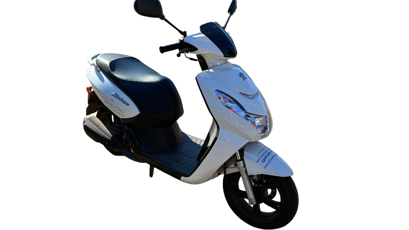 Weisser Motorroller mit schwarzem Sitz und verchromten Spiegeln seitlich