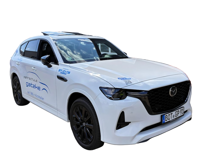 Weisser Mazda SUV der Fahrschule Gatzke mit blauem Logo und Kennzeichen