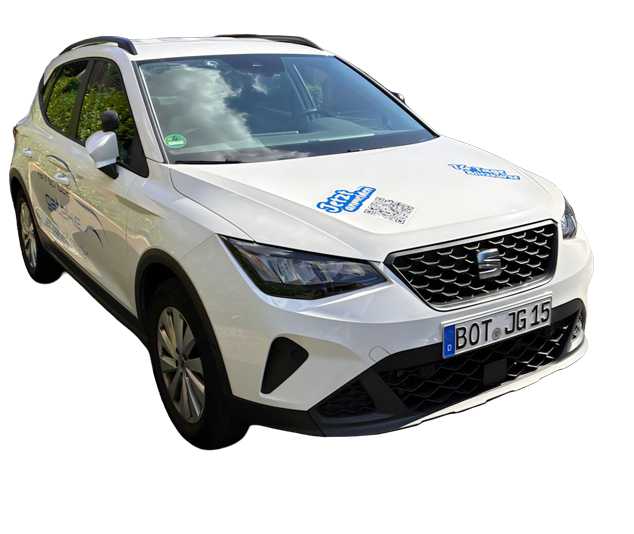 Weisser Seat SUV mit Kennzeichen BOT JG 15 und blauen Aufklebern